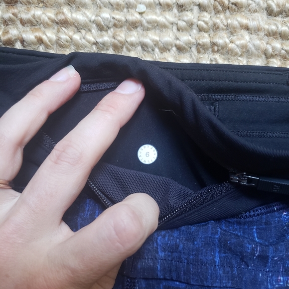 Lululemon shorts blue and black size 6 - Picture 2 of 3